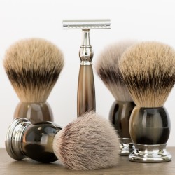 Set de barbierit cu aparat de ras clasic si pamatuf din par de bursuc cu maner din corn de bivol S 93 B 42 SSR